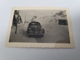 VW Käfer im Schnee, Schwarzweiss-Foto, Rarität, Vintage R60