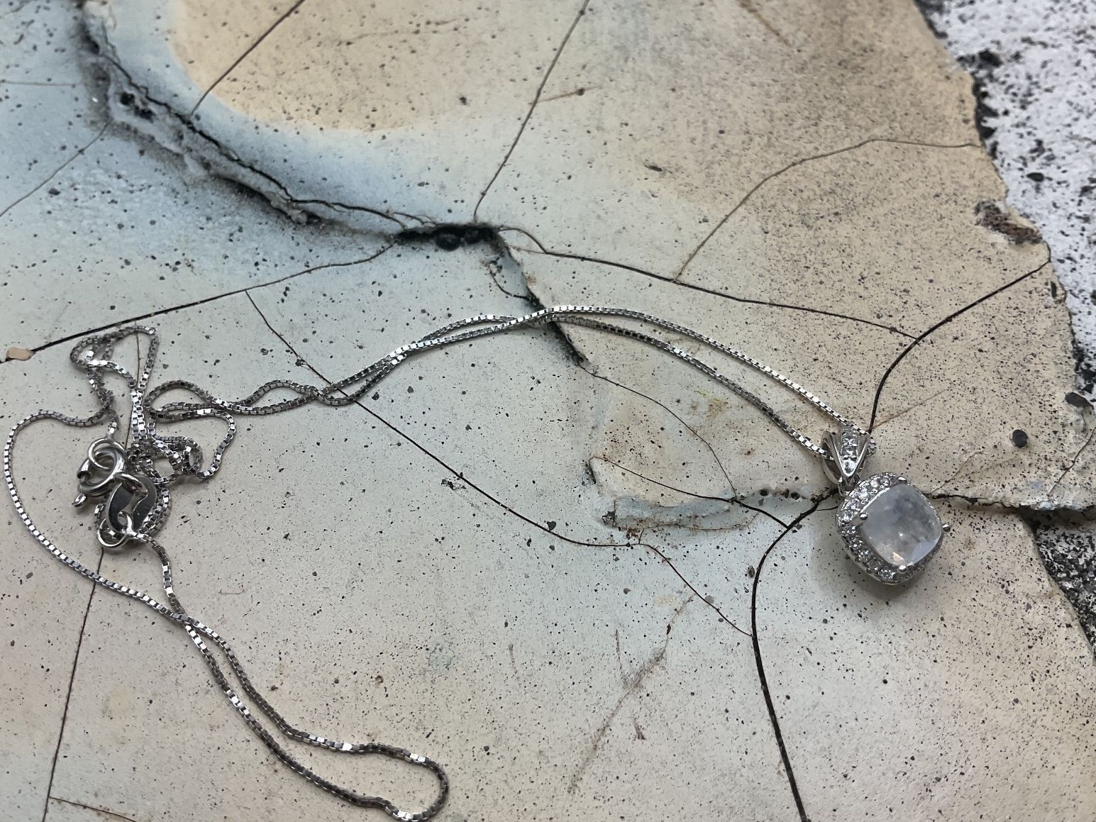Catenine: Feines leichtes Collier mit Mondsteinanhänger – Nuovo (secondo la descrizione) da luzern venduto da Alpendorf1 2