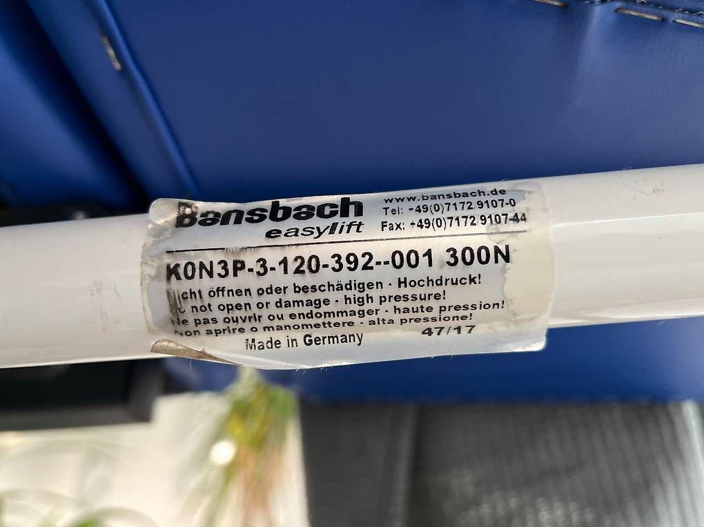 Lettini & sedie per cosmetici: Professionelle Massageliege OpenMedic, elektr. höhenverst. – Usato da Reinach AG venduto da mon_5vwg 4