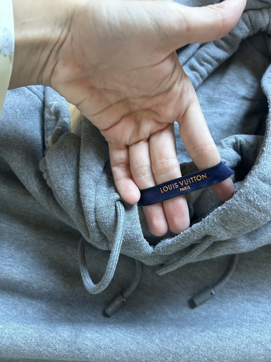 Louis Vuitton Pulls & Sweat-shirts: Kapuzenpullover Louis Vuitton grau mit Monogramm Muster – D'occasion à Oetwil am See par ani_7x9l 2