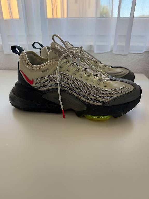 Herrenschuhe: NIKE AIR MAX 720, EU 43 – Gebraucht aus Niederhelfenschwil von Mileko 1