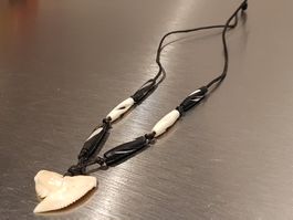Halskette aus Lederband, Haifischzahn und Knochen bestehend