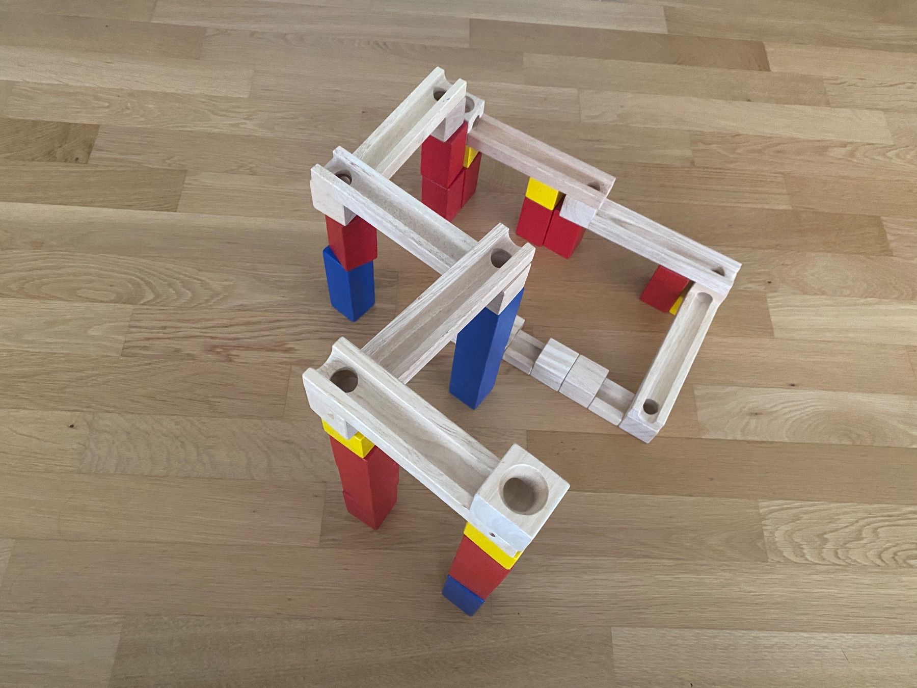 Spielzeuge: Kugelbahn aus Holz mit Murmeln – Gebraucht aus Ehrendingen von Uxaxa 2