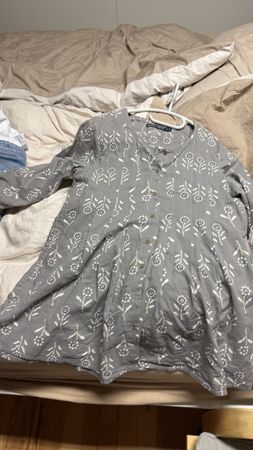 Bluse Langarm grau gemustert Groesse M Zustand gut