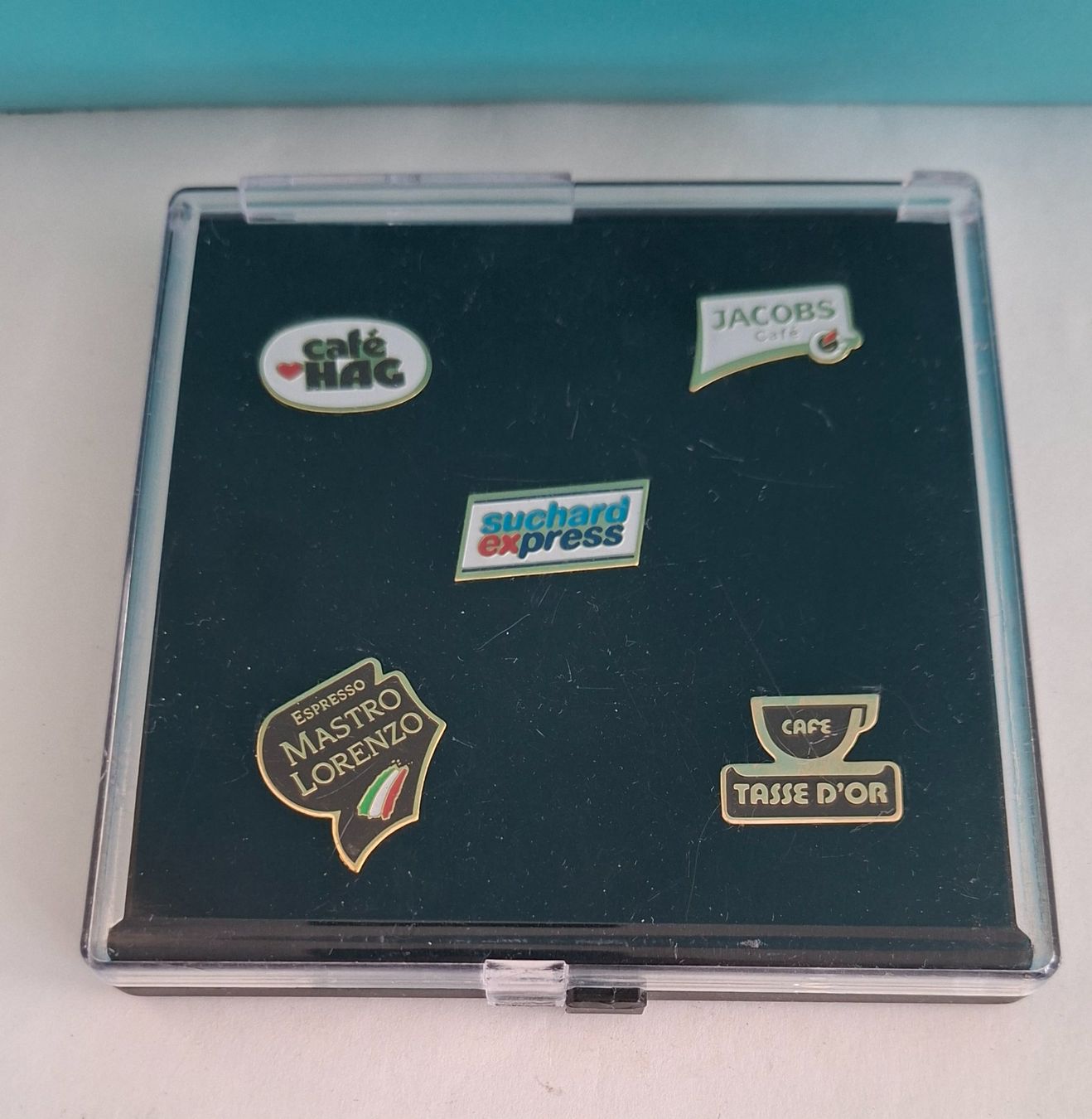 Plaketten & Abzeichen: Kaffee Pins Sammlung, Cafe Hag, Jacobs, Suchard, Top! – Gebraucht aus Opfikon von Diversamente