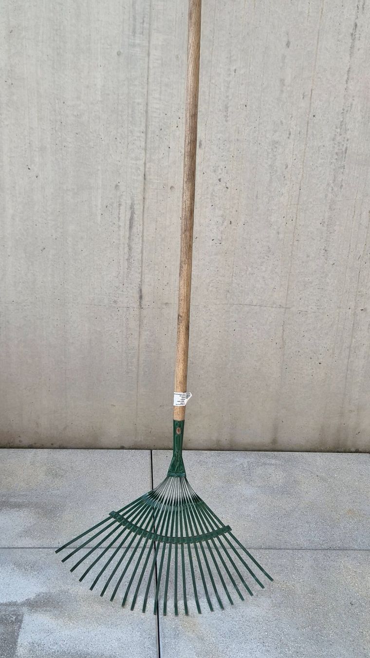 Alle Werkzeuge: Gartenrechen – Gebraucht aus Bürglen TG von Liketobuy