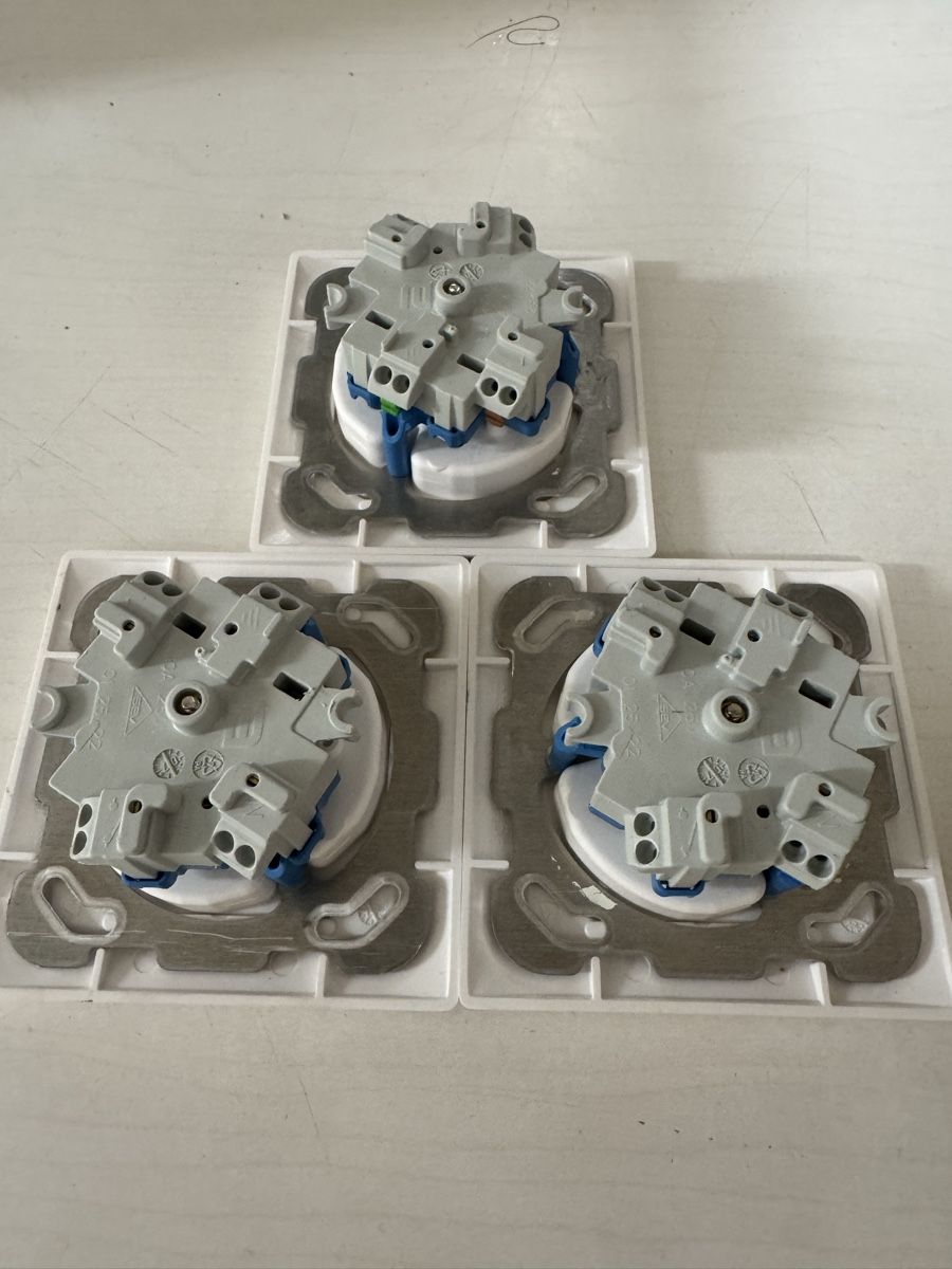 Hager Spine: Steckdose Hager 3x3fach – Usato da Zürich venduto da papaplatte 3
