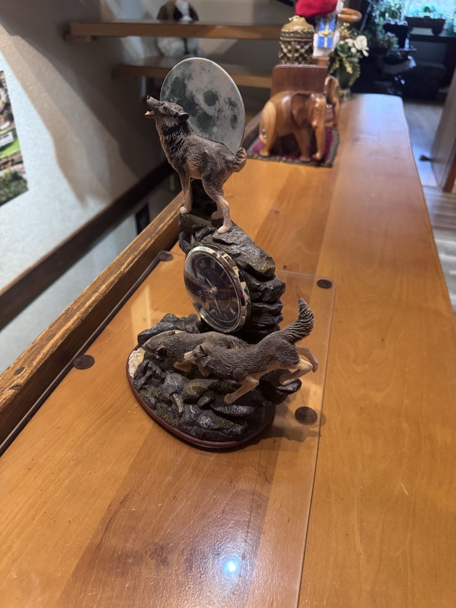 Figuren: Wolfskulpture min intergrierter uhr – Gebraucht aus Oberlunkhofen von cwa_qc7v 2