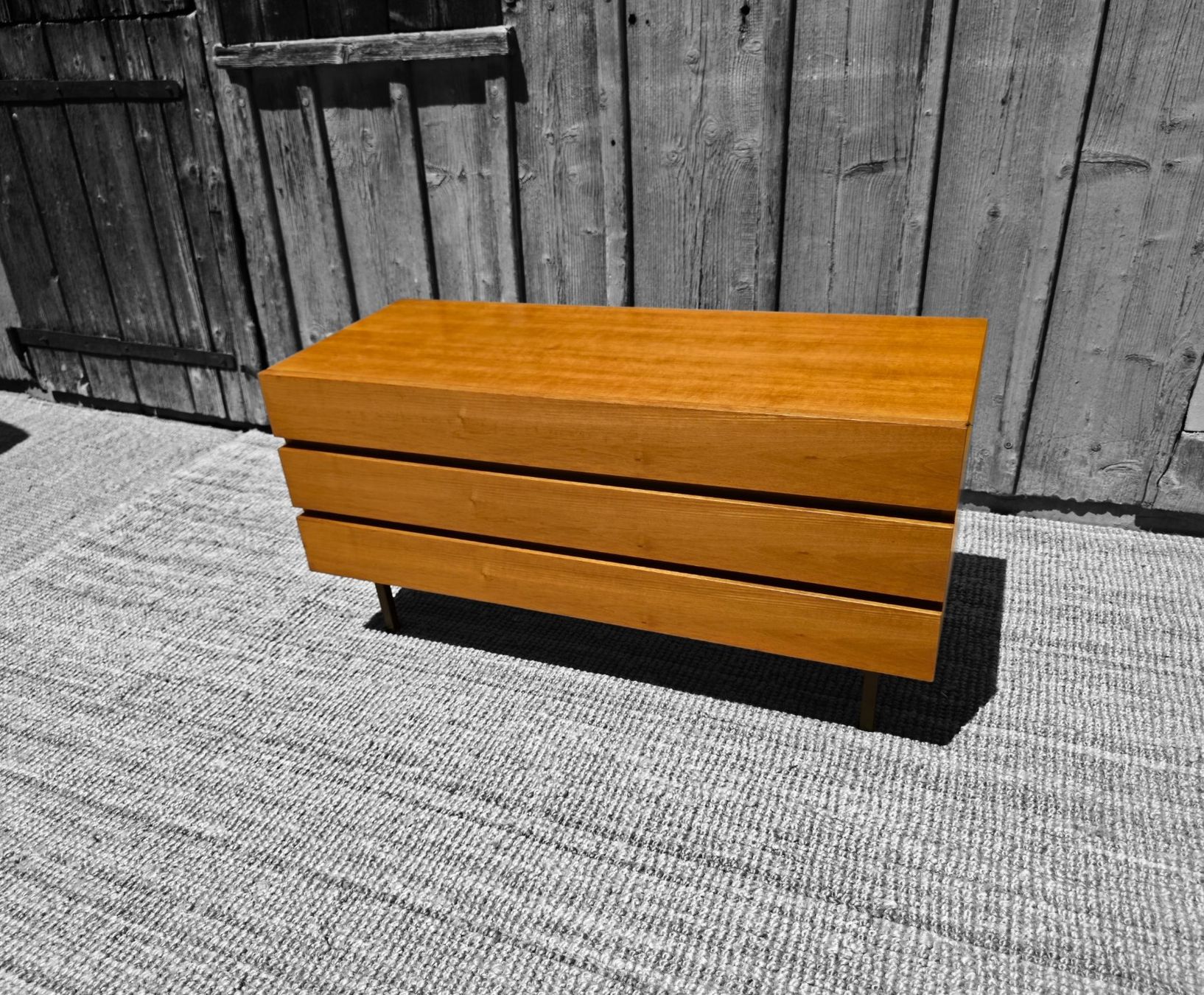 Cassettiere: Mid Century  Minimalist Sideboard Nussbaum – Usato da Haslen AI venduto da Vintagelix 1