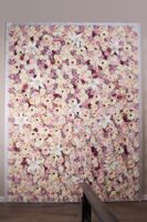 Blumenwand aus Seidenblumen