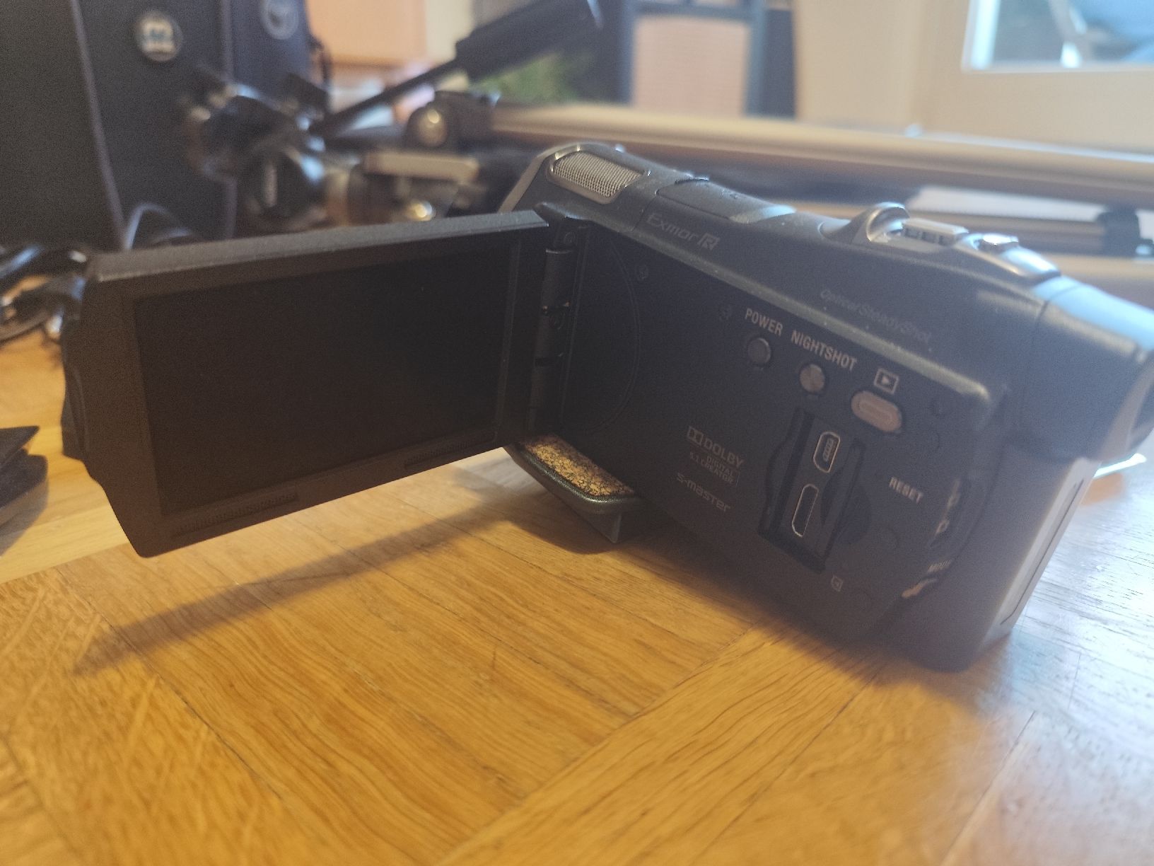 Sony Videocamere: Sony Handycam HDR-CX 700 inkl. Stativ – Usato da Nidau venduto da lpilloud 3