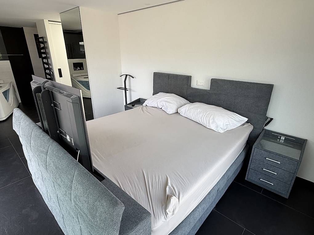Letti: Lit Boxspring électrique avec Télévision incorporée – Usato da Monthey venduto da montheyenvalais 2