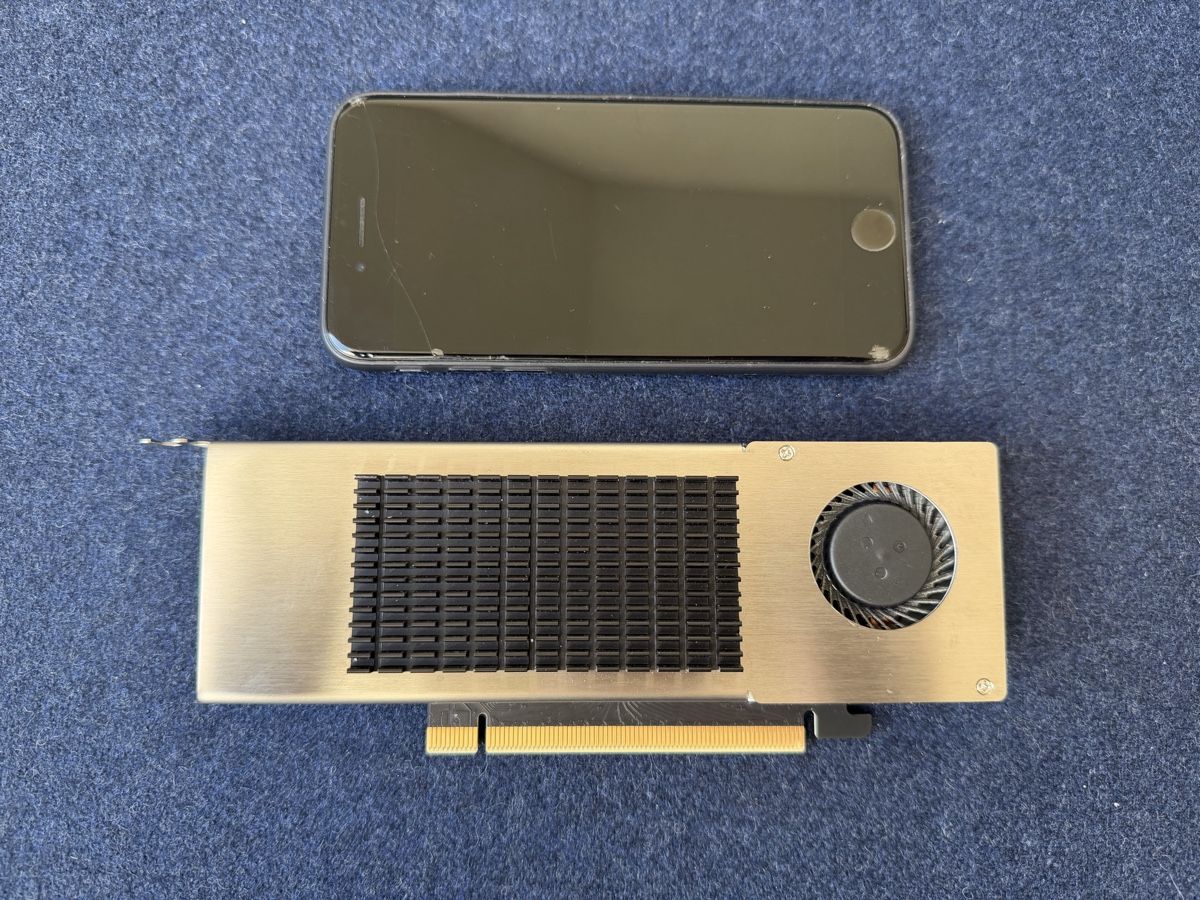 Nvidia Cartes graphiques: NVIDIA RTX 4000 SFF Ada Generation 20GB GPU – D'occasion à Zürich par jankais3r 1