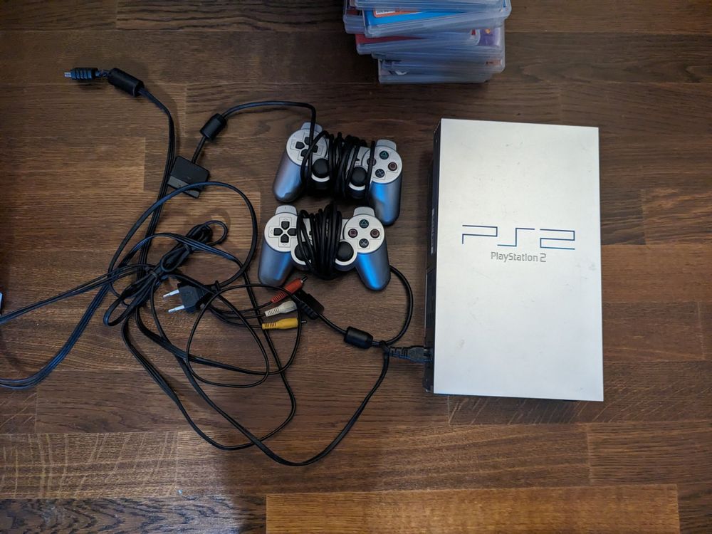 Playstation 2 Console - Silver SCPH-50004 + 2 Controllers (Gebraucht ...