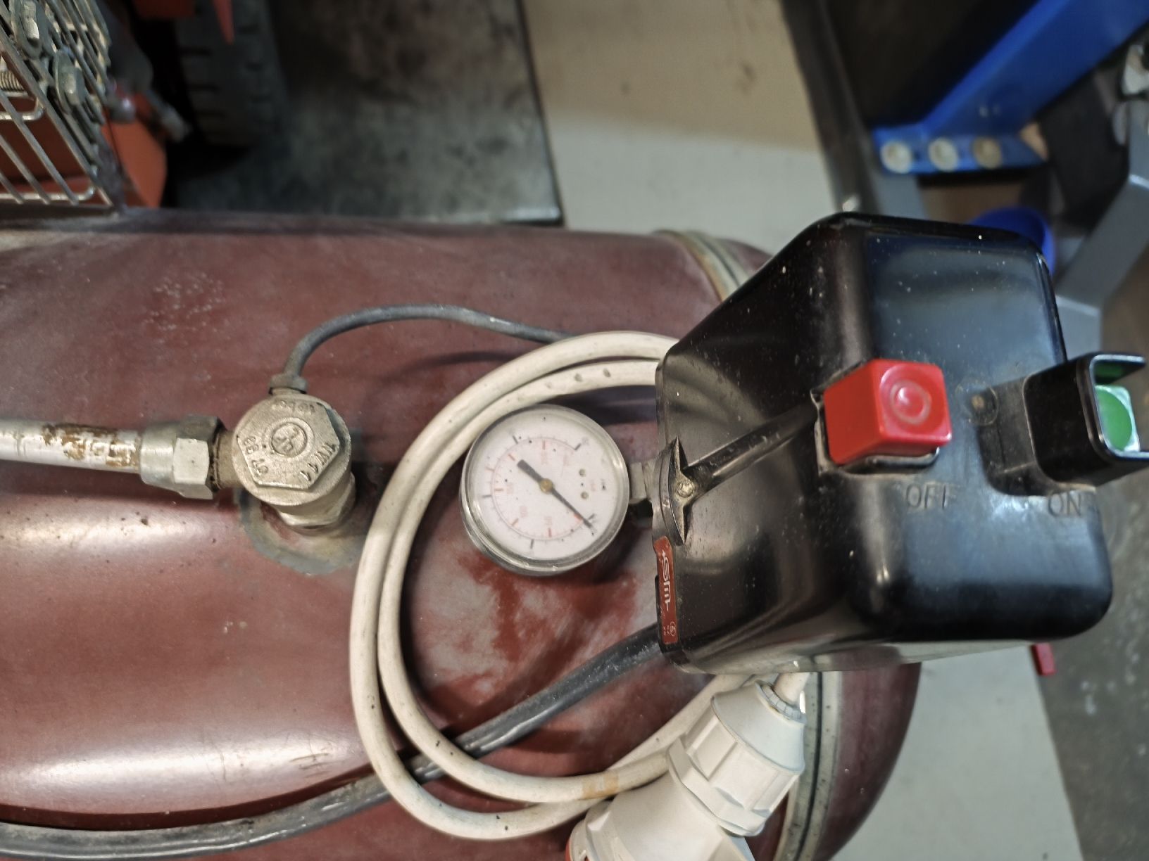 Compresseurs: Kompressor 200l INDU AIR LUCCA gebraucht – D'occasion à Konolfingen par Bio-suisse 5