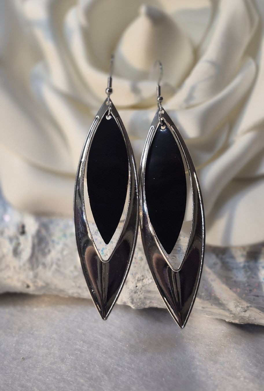 Orecchini pendenti & Orecchini a lobo: Orecchini pendenti forma a foglia colore argento e nero – Nuovo (secondo la descrizione) da Giubiasco venduto da Stefaniav
