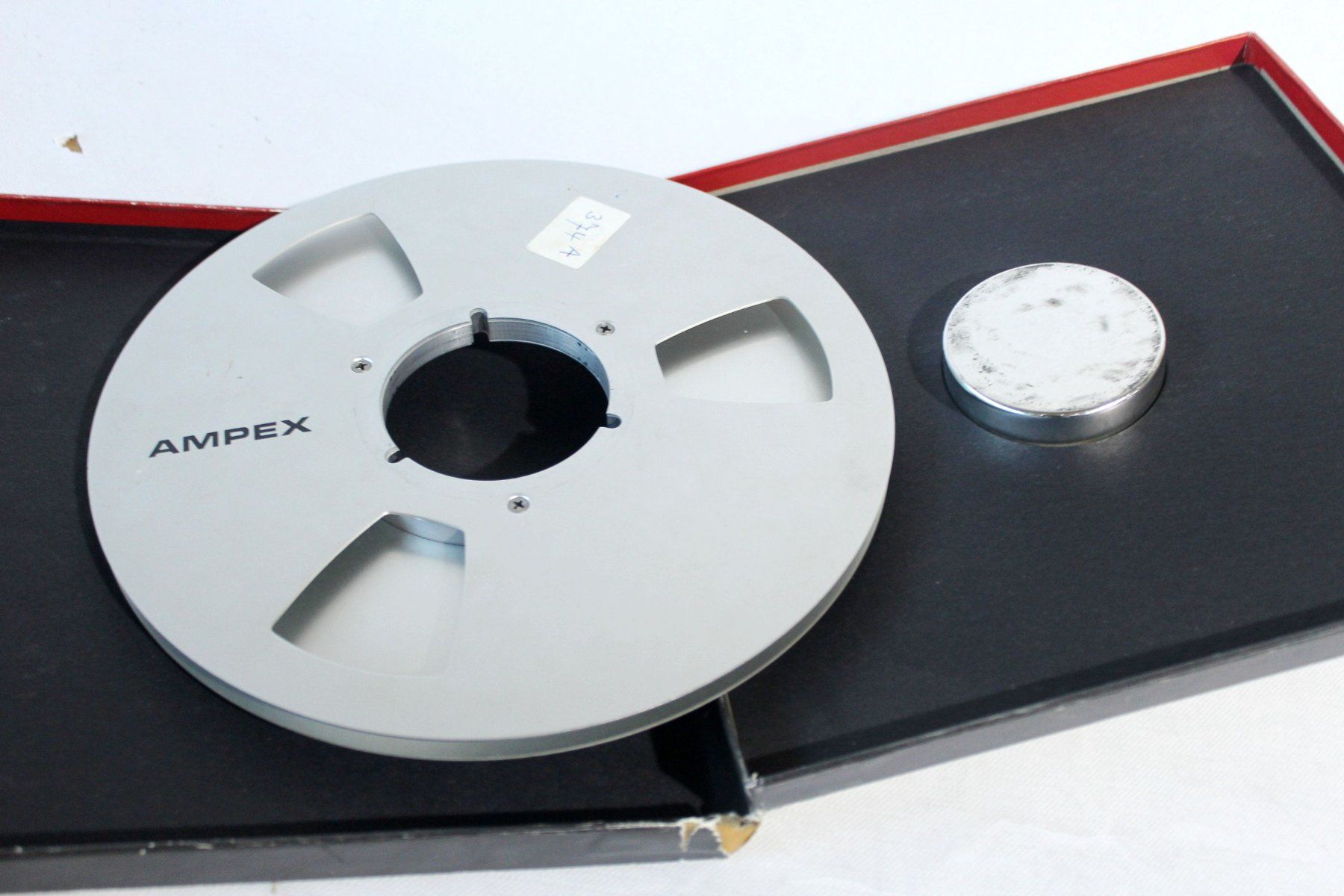 Ampex Bandmaschinen: AMPEX - 265 mm. silberne Aluminiumspulen, originaler Karton – Gebraucht aus Bern von kultiges 3