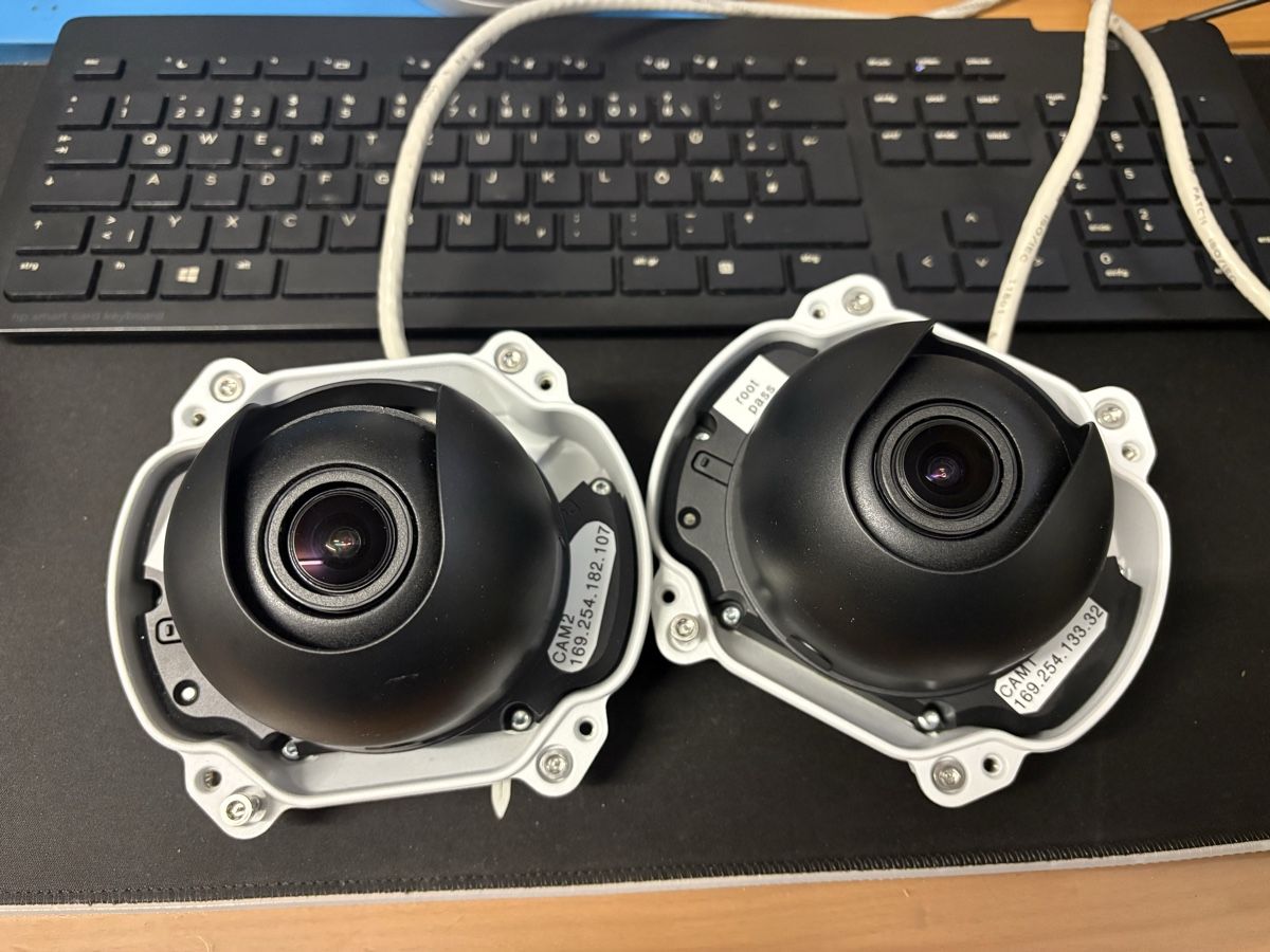 Axis Webcam: Axis IP Dome Cameras with Network Switch and Computer – Usato da Riehen venduto da giraldo01 1