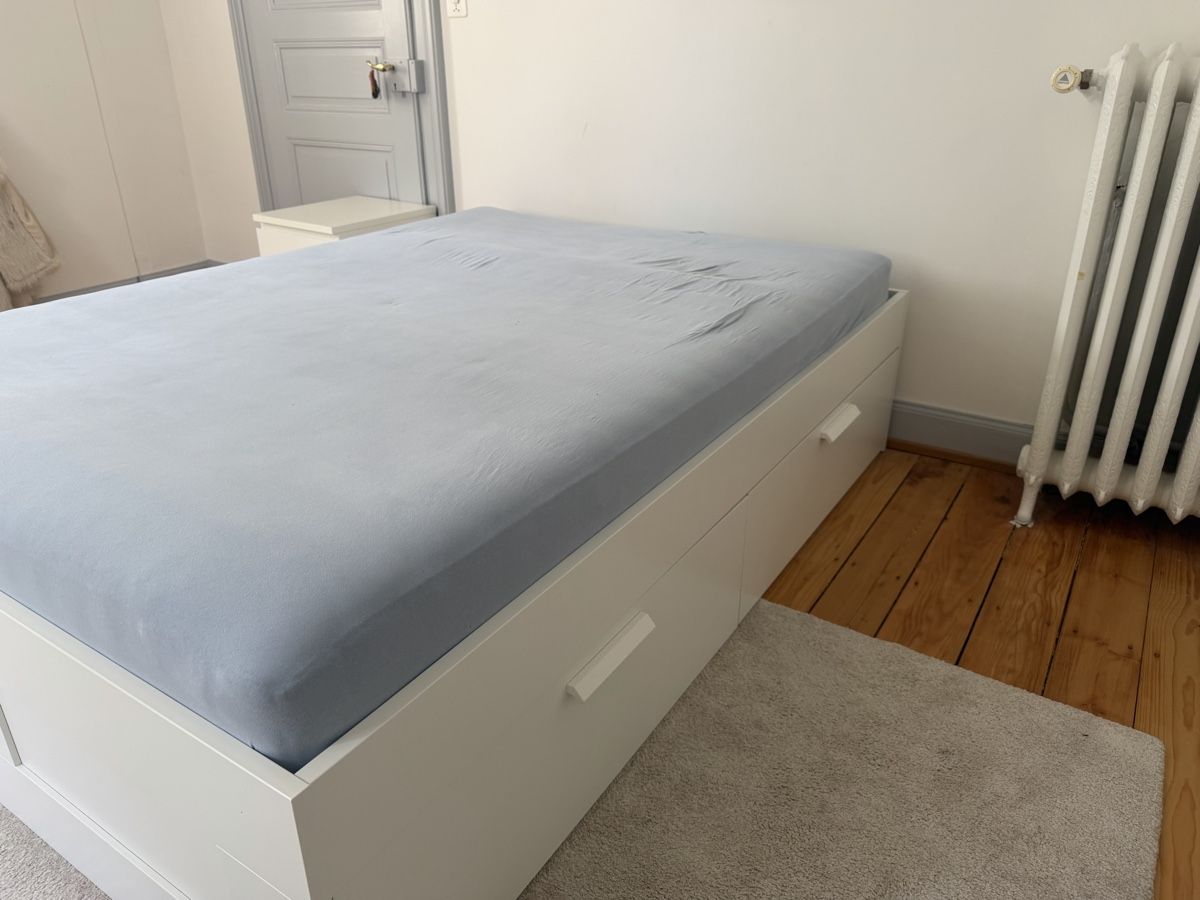 Lits: IKEA BRIMNES Bed + Lattenrost + Matratze + Bedside Table – D'occasion à Basel par vbk_zq6r 2