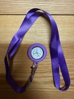 Schwesternuhr Quartz mit Schlüsselband violett