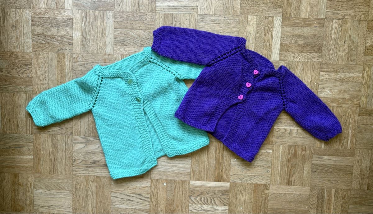 Maglioni & Felpe: 2 Handgestrickte Baby Jäckchen  – Usato da Thalwil venduto da Linnea86