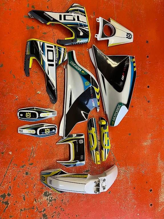 Toutes les pièces détachées moto: KIT PLASTICHE 701 SUPERMOTO – D'occasion à Manno par MOTOMIXMANNO