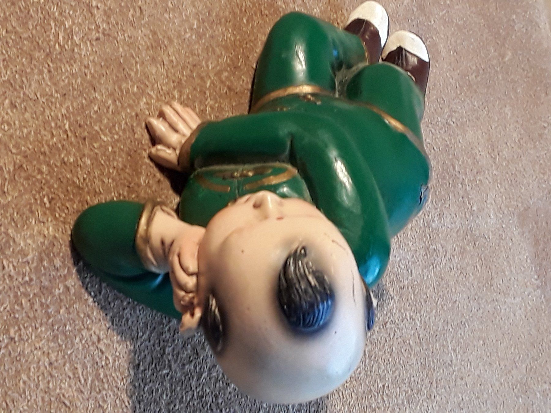 Statuette: Figur eines liegenden Mannes CHINA, ca 1950 – Usato da Zürich venduto da philpip 7