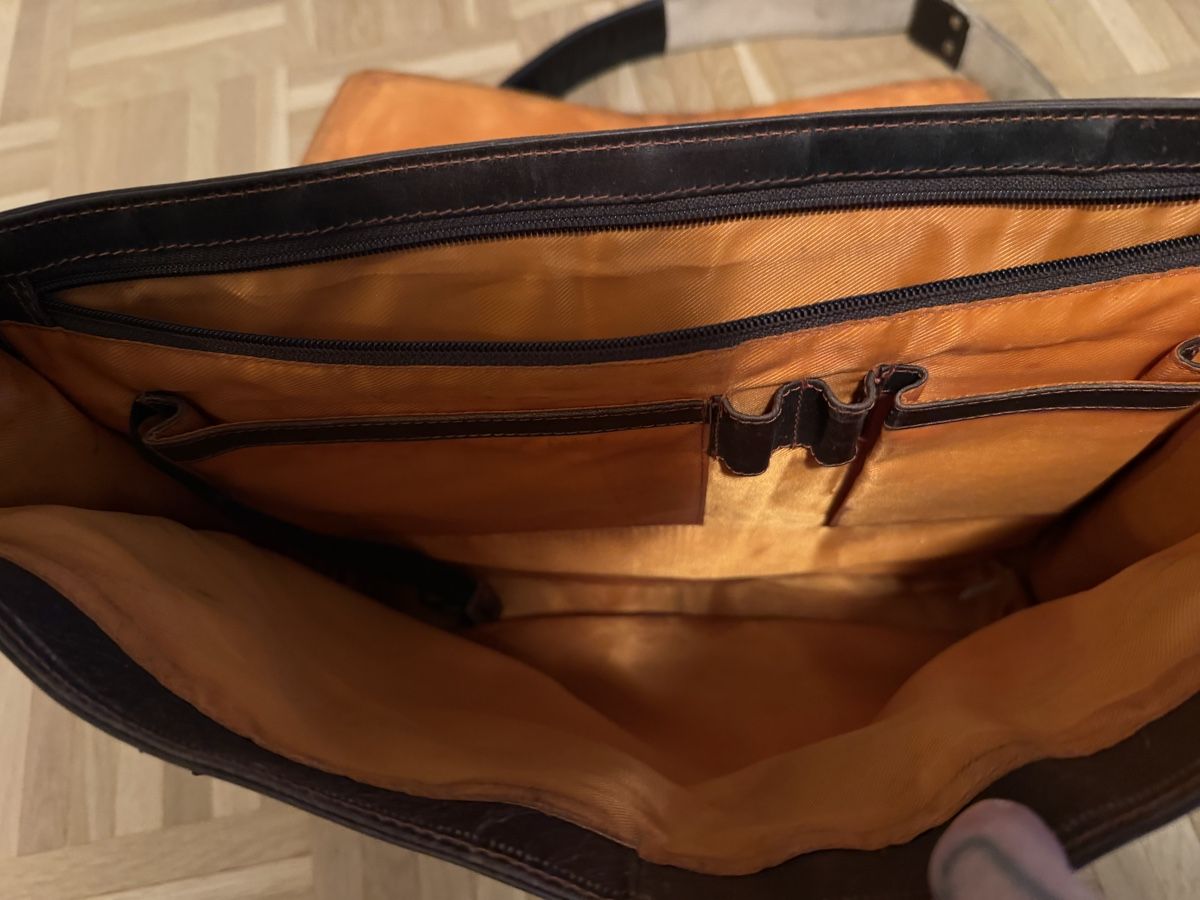 Borse: Leder Umhänge Tasche – Usato da St. Gallen venduto da Youneverwalkalone 3