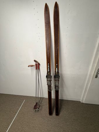 Antike Holzskis Vintage mit KANDAHAR-Bindung und Stöcken