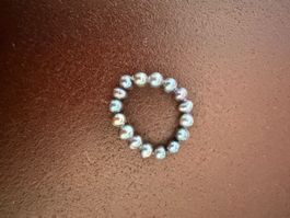 Elastischer Fingerring mit grauen Perlen – elegant & zeitlos