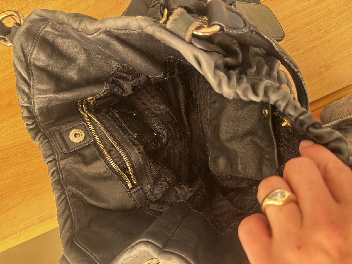 Prada Borse da donna: Schwarze Leder Prada Tasche Gold Hardware – Usato da Zürich venduto da juliajuliuscesar 2