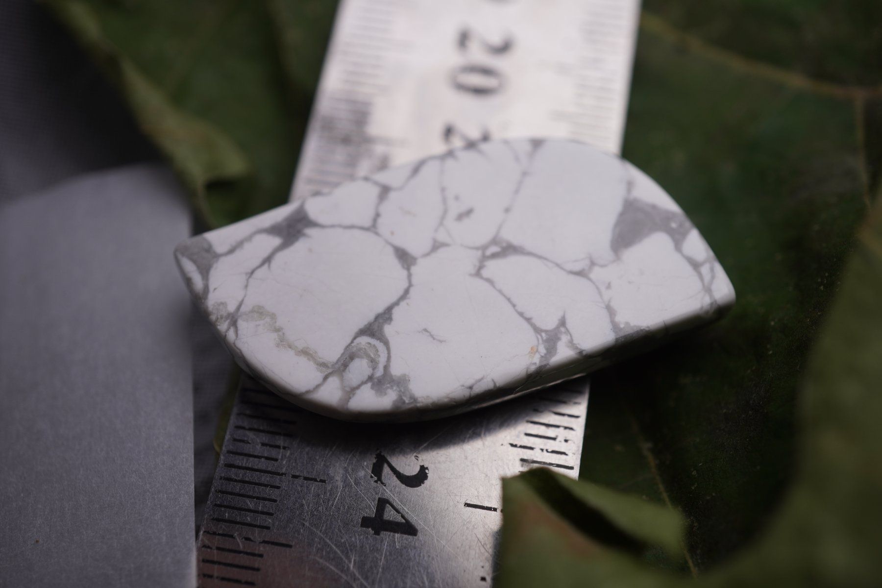Minerali & Pietre curative: Howlith    Cabochon 43ct  ab 1.- – Nuovo e nell'imballaggio originale da Eschenbach SG venduto da topstone 4