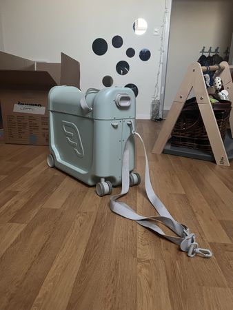 Rollbarer Kinderreisekoffer mit Liegefläche für Flüge