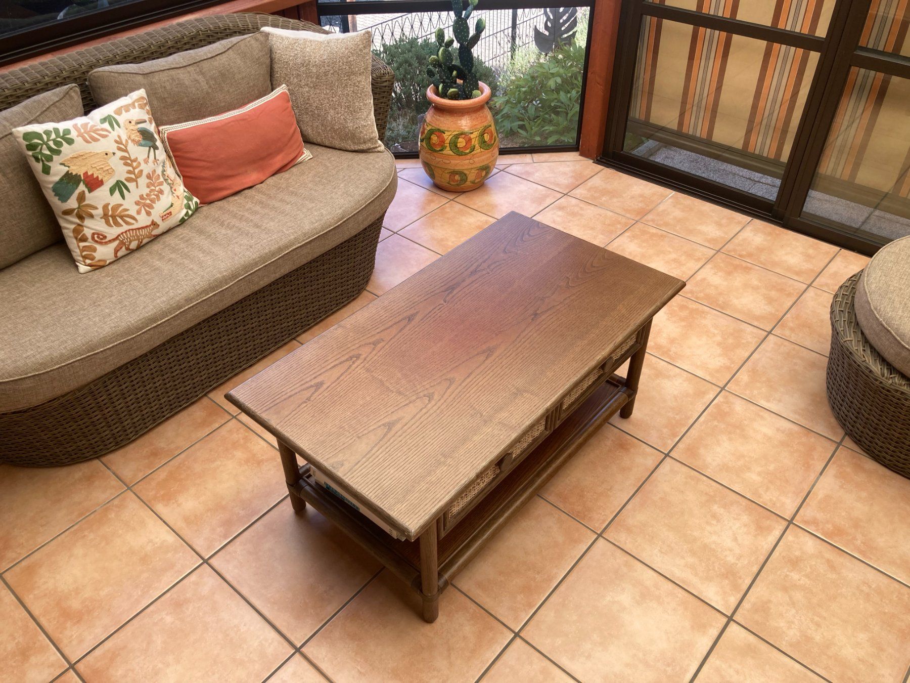 Tavoli: Vintage Rattan & Solid Wood Coffee Table with 2 Drawers – Usato da Crissier venduto da GOGOBABAY 4