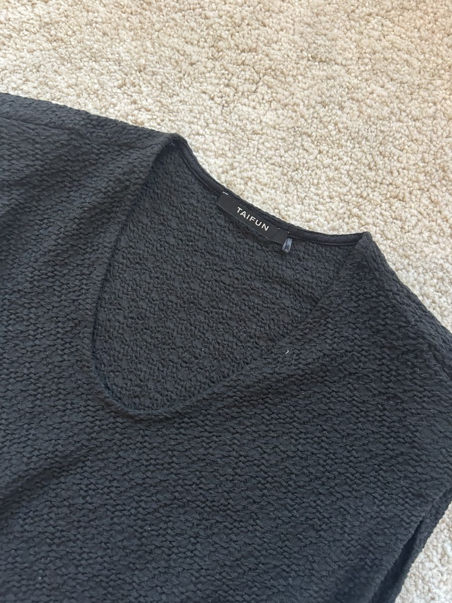 Taifun Top: black V-neck top with shoulder pads   – Usato da Dietlikon venduto da leaaasells 2