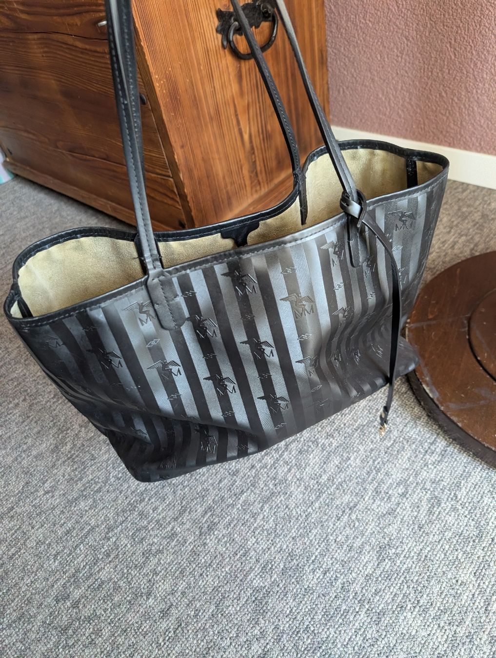 Maison Mollerus Taschen für Damen: MCM Mollerus Shopper schwarz Monogramm – Gebraucht aus Bern von Hingerdiramueberbiet 2