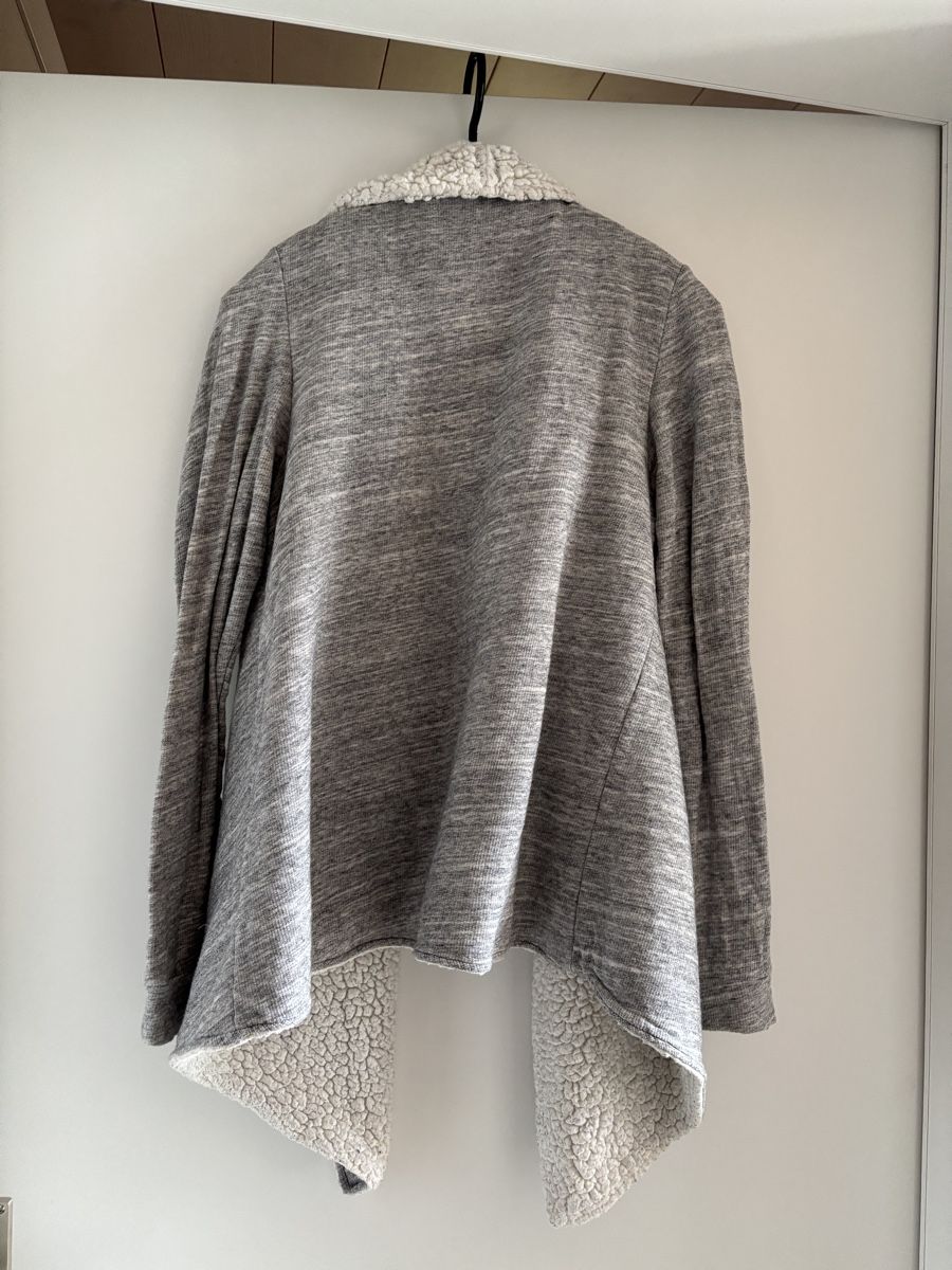 H&M Vestes: Damen Strickjacke grau Teddyfutter Grösse S – D'occasion à Utzenstorf par noe_k7ql 2