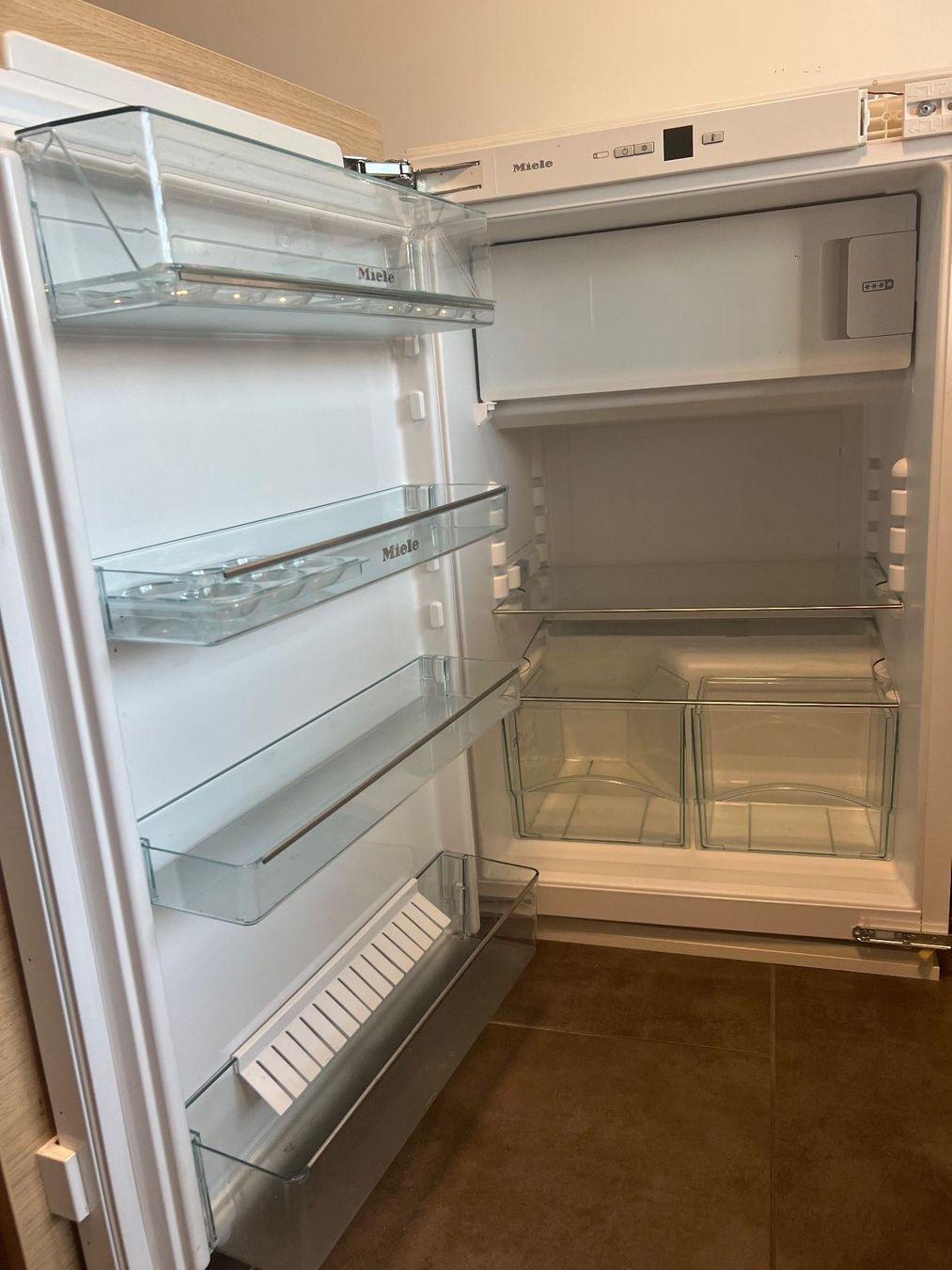 Miele Frigoriferi: Miele Einbaukühlschrank mit Gefrierfach – Usato da Lachen SZ venduto da Kawa10