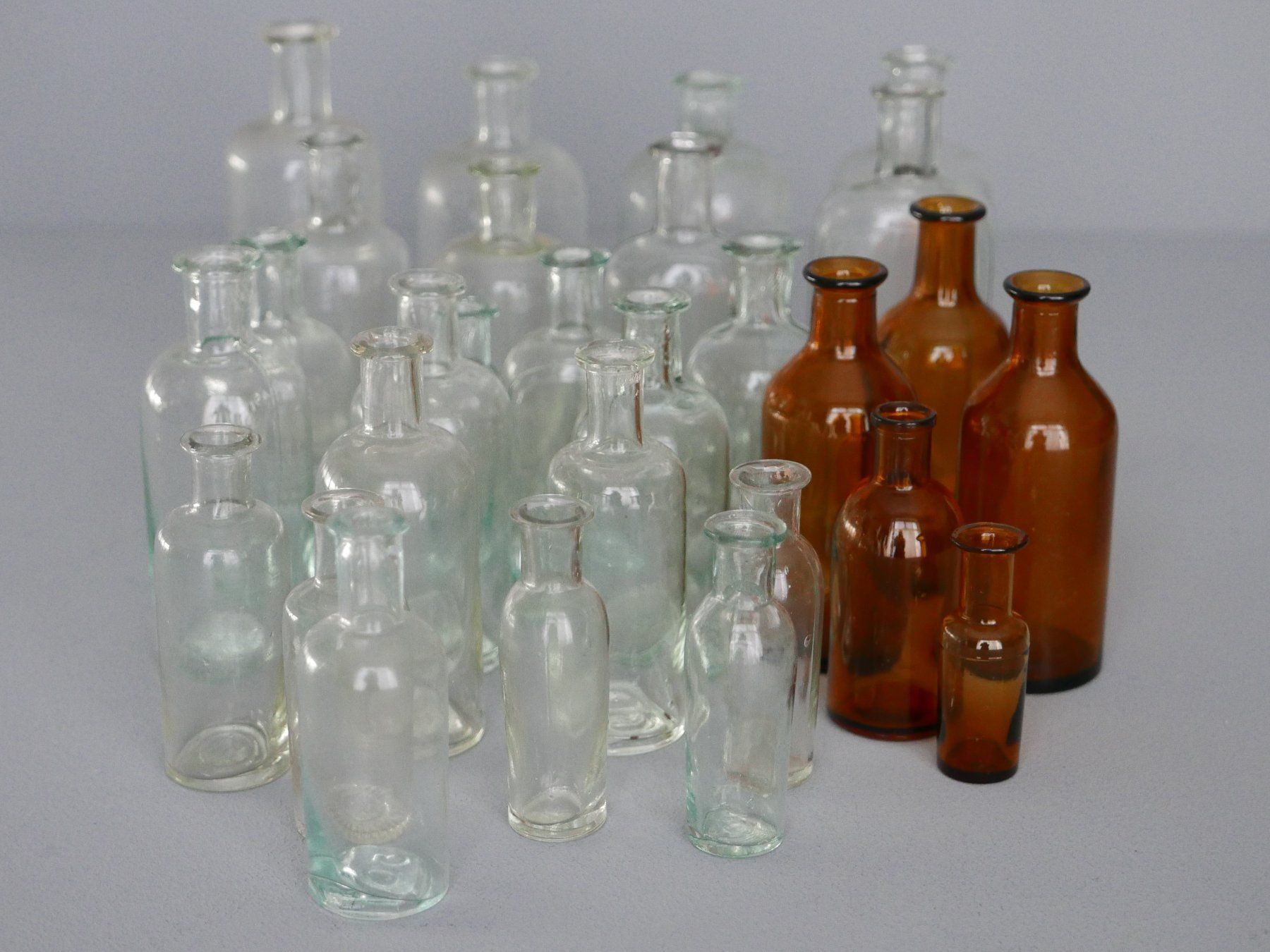 Laborzubehör: SAMMLUNG ANTIKE APOTHEKER GLAS-FLÄSCHCHEN – Gebraucht aus Balgach von Zwischenraum 1