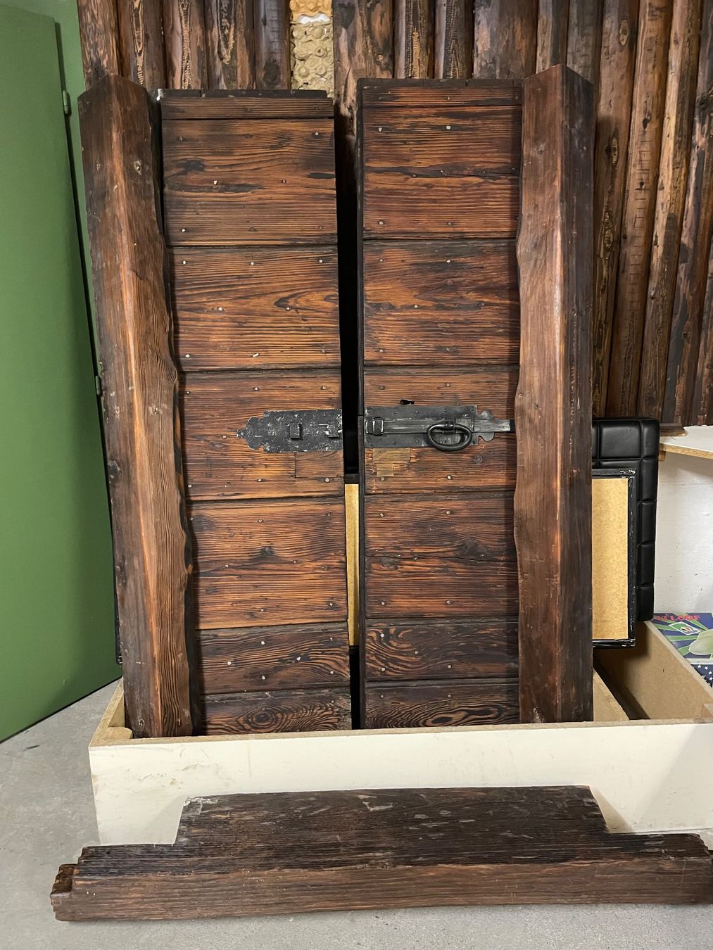 Articoli in legno: Antike Holztore mit Rustikalem Beschlag – Usato da Luzern venduto da helpy