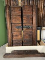 Antike Holztore mit Rustikalem Beschlag