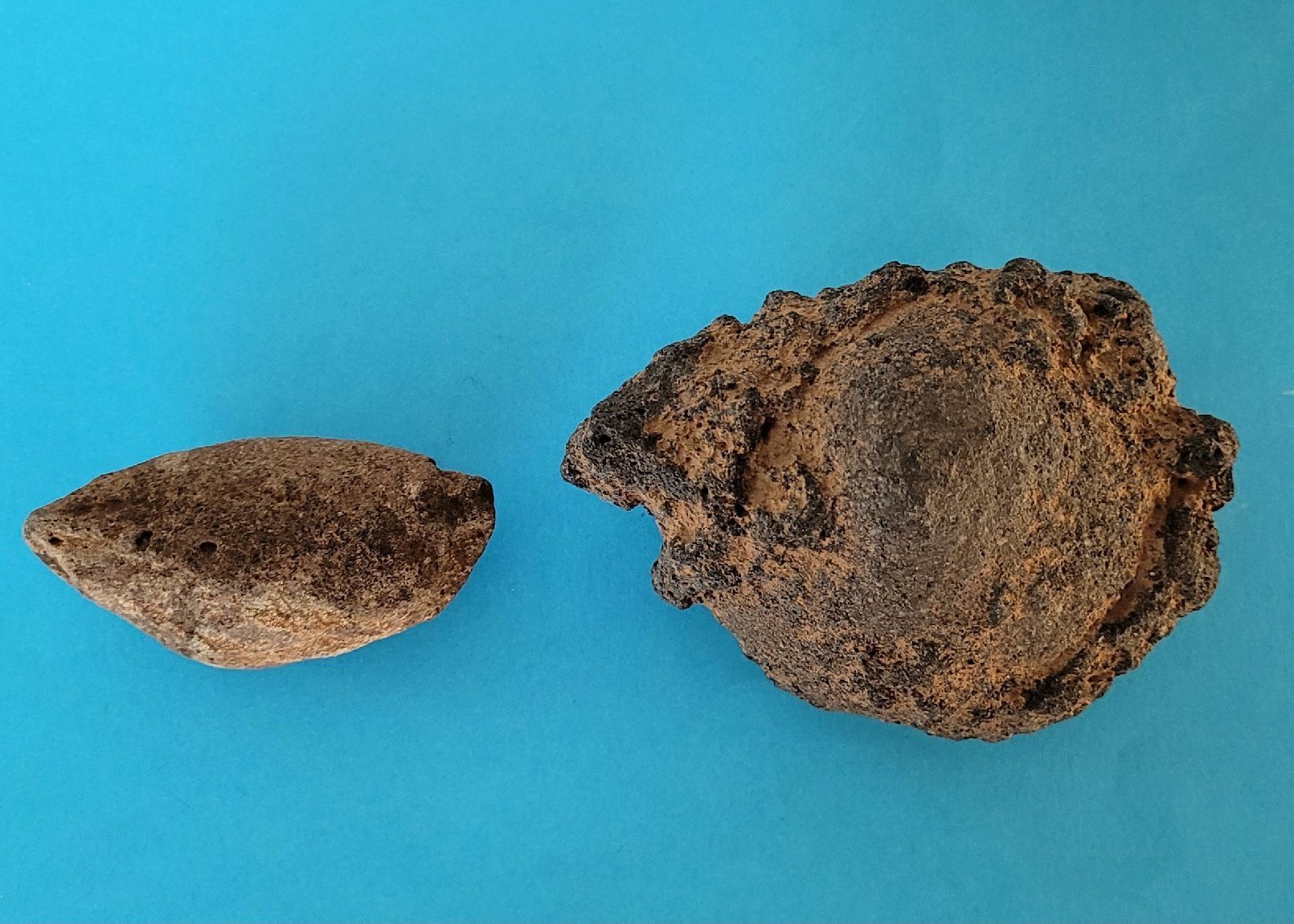 Mineralien & Heilsteine: 2 vulkanische Bomben, Lavakugel – Gebraucht aus Unterengstringen von orpheo13 1
