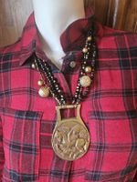 collier pendentif laiton Pegase et perles de lave et jais