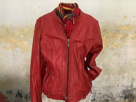 Giacca di pelle rossa, come nuova. Ideale per la mezza stag.