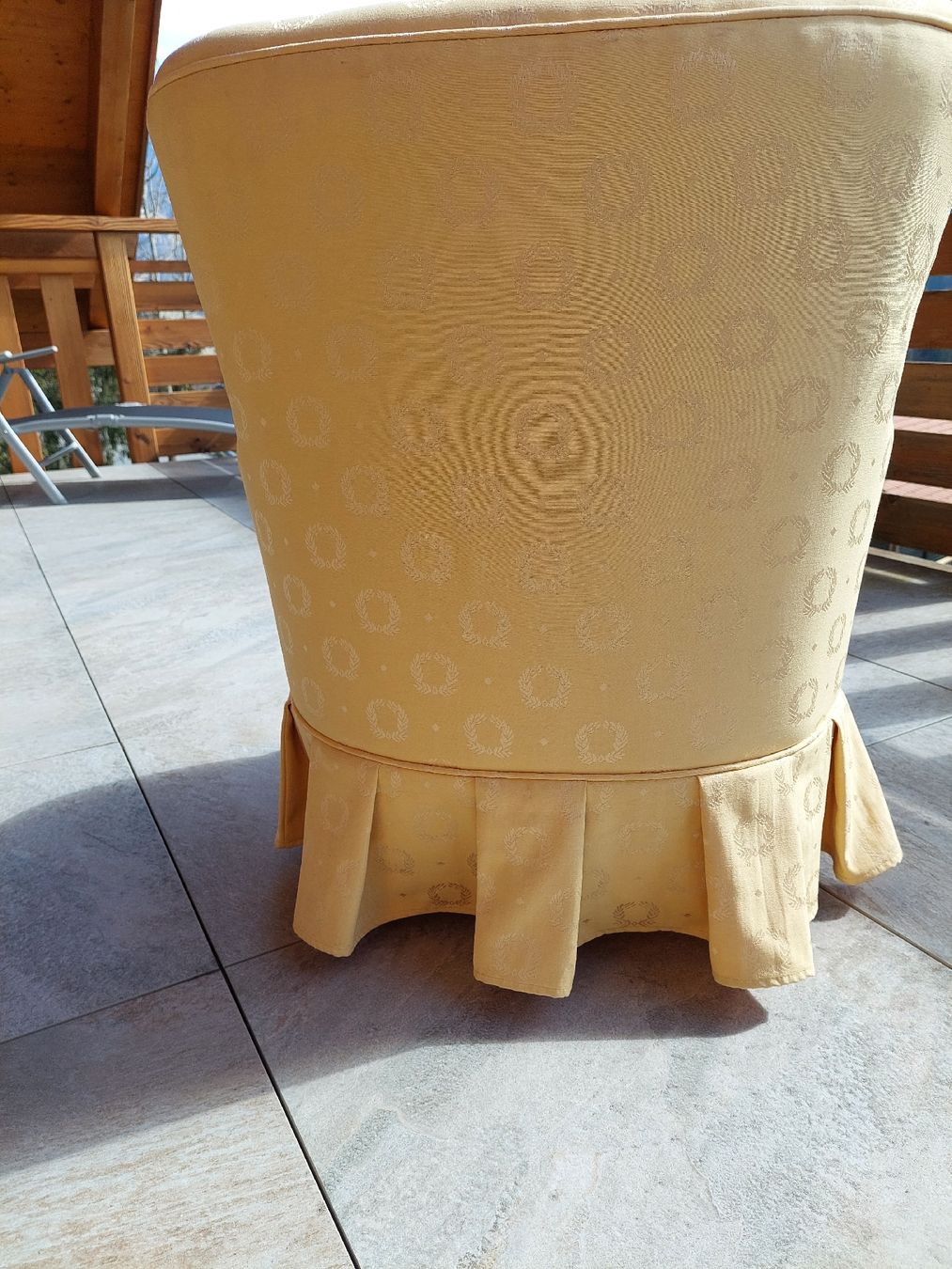 Sessel: Schöner goldener Sessel mit Ornamenten – Gebraucht aus Crésuz von NgauNgau 1
