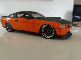 Ford Mustang GT 2005 orange Tuning mit 22" Räder 1:18