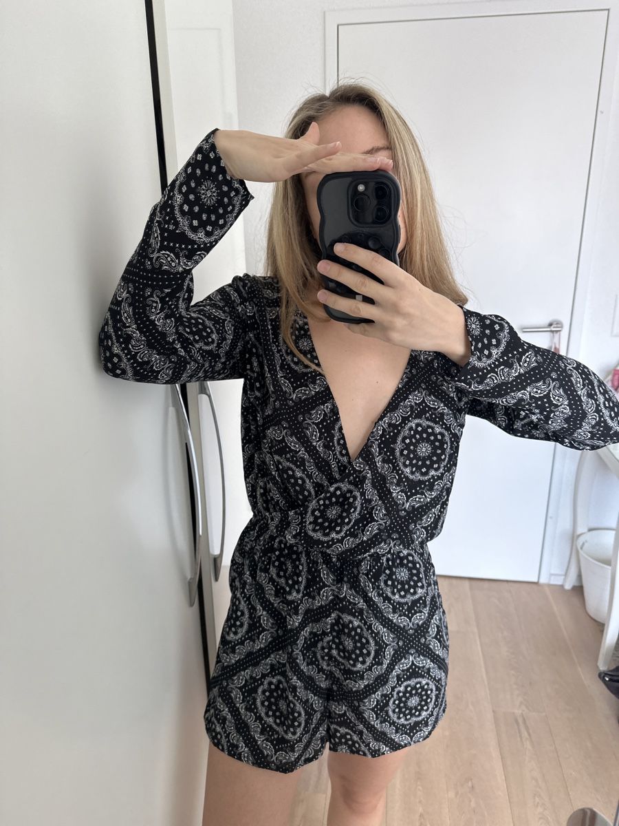 H&M Tute: Schwarzer Jumpsuit mit Paisleymuster Gr. S – Usato da Rheineck venduto da sam_9m27