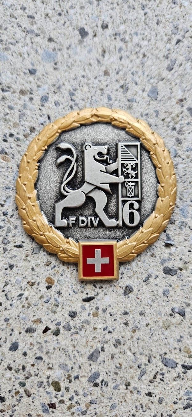 Schweizer Armee Placchette & Badge: *** Beretemblem Gold Offizier Schweizer Armee *** – Nuovo e nell'imballaggio originale da Riedholz venduto da fr_sIruP