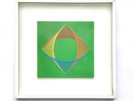 Skulptur O-Quadrat "Farbige Schnüre" 52x52cm weiss gerahmt
