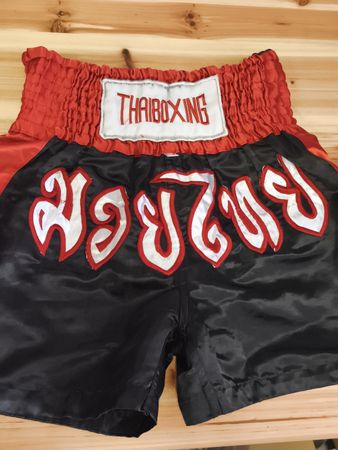 Thaiboxen Shorts schwarz rot Grösse M gebrauchte (A75)